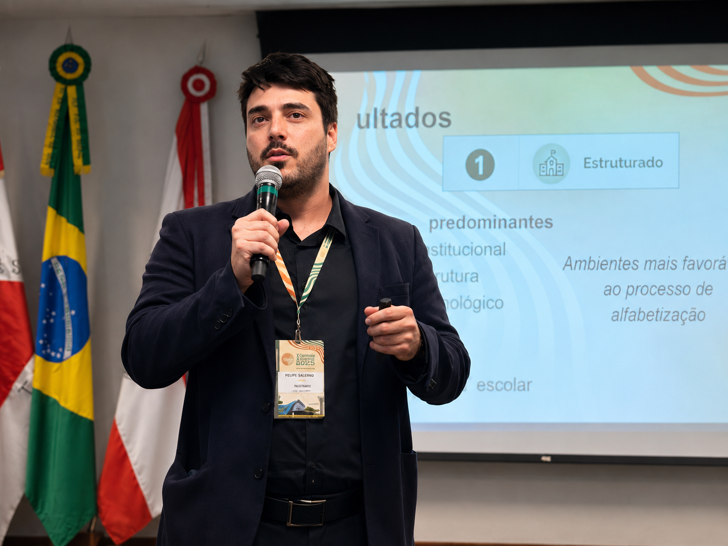 Felipe Salerno ministrando palestra sobre governança de dados, inteligência artificial, indicadores e uso de evidências em governos e instituições públicas