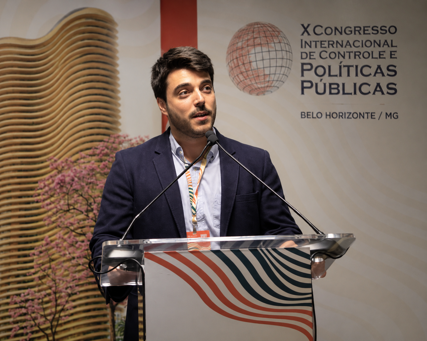 Felipe Salerno palestrando no X Congresso Internacional de Controle e Políticas Públicas em Belo Horizonte, Minas Gerais